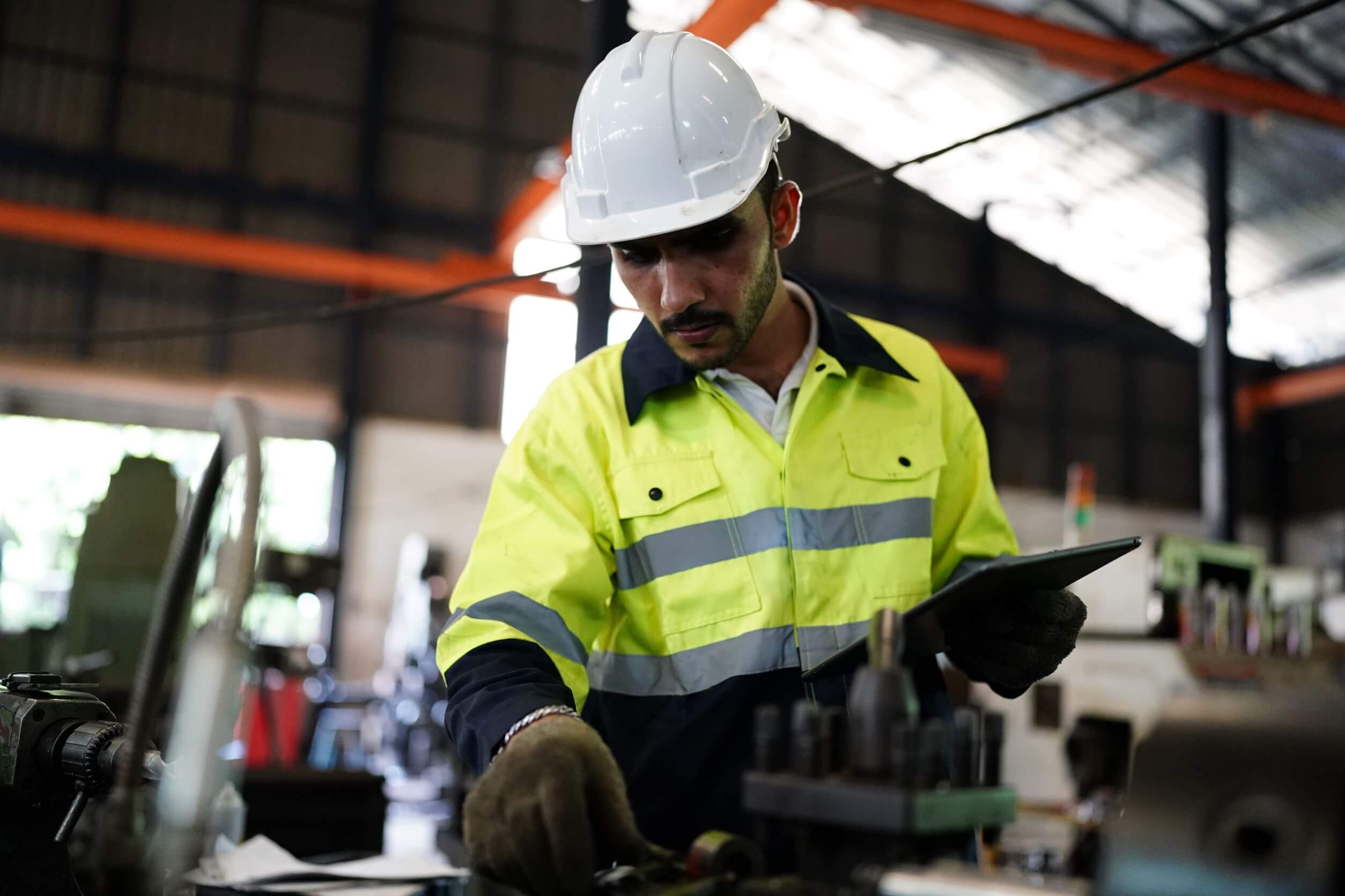 engineering worker doing inspection (1)