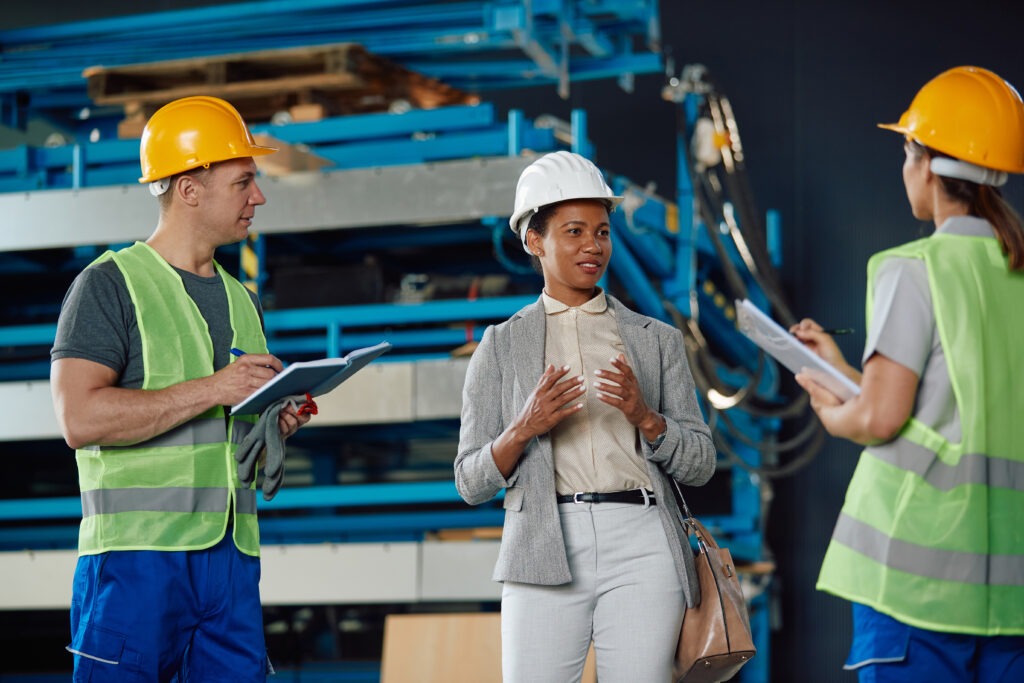 Supervisor communicating operational changes to employees in a warehouse setting, highlighting best practices on how to communicate change to employees.